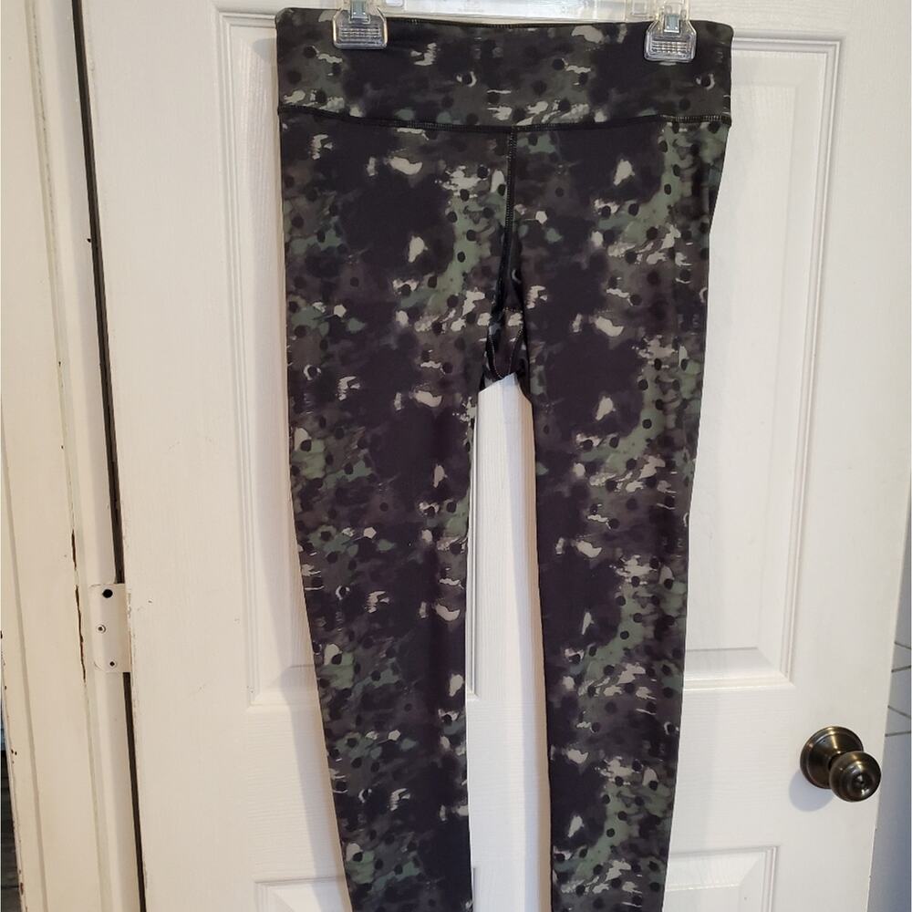 Woman's green and black camo workout leggings by Avalanche Apparel co. sz.M